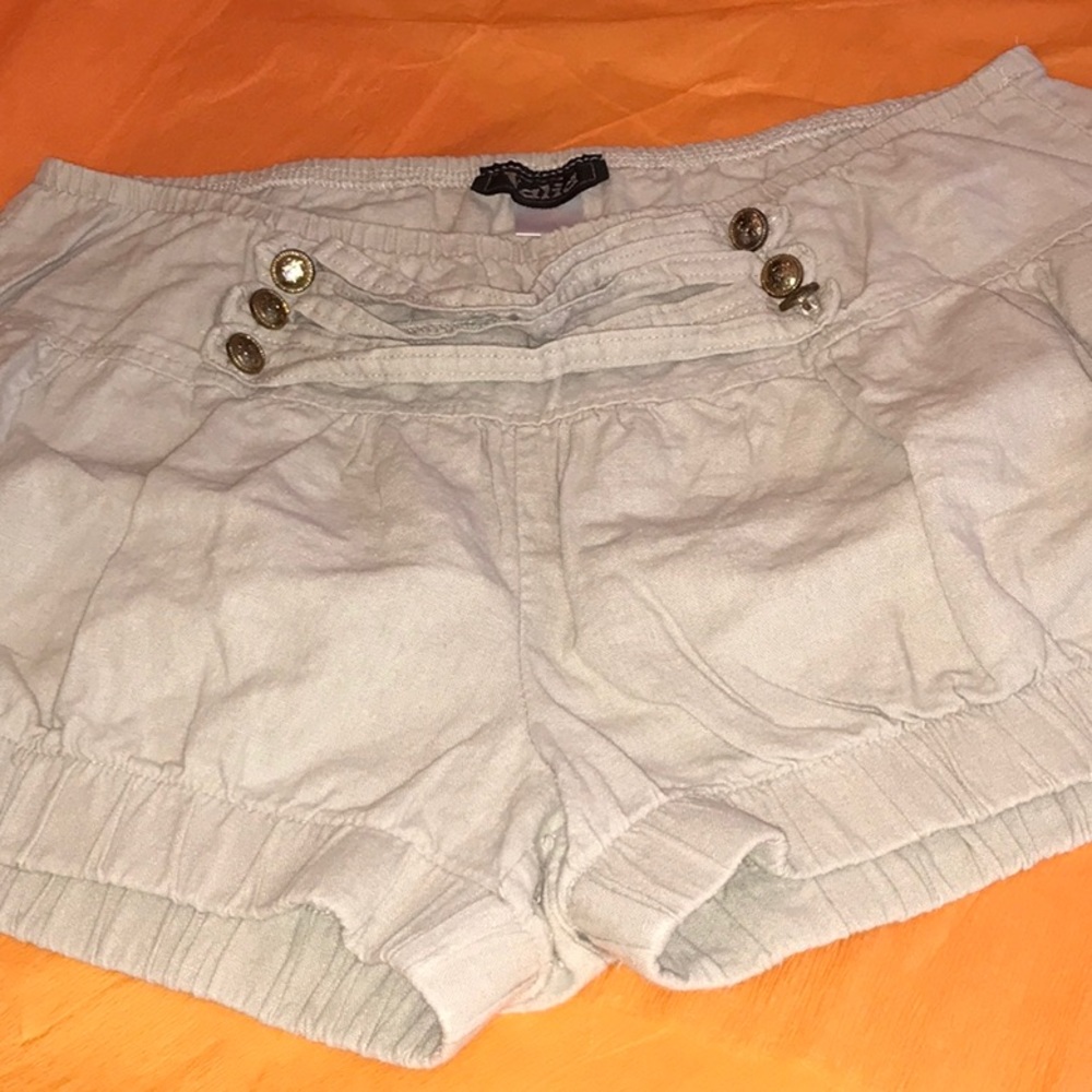 Valid shorts and knitted top